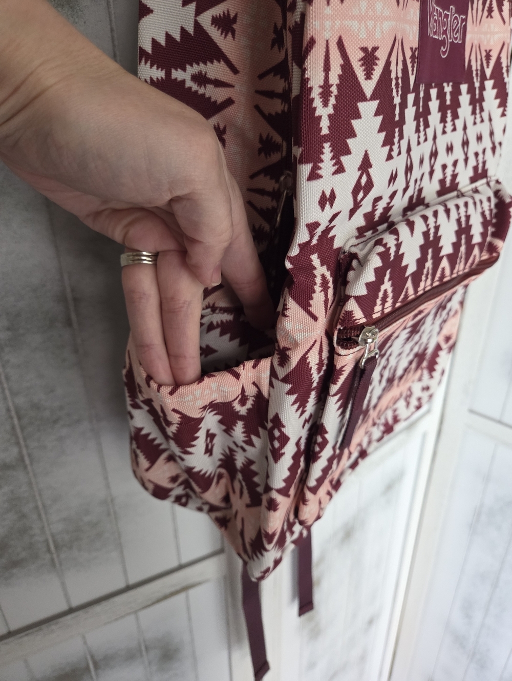 Nwt Wrangler Maroon & Cream Aztec Pattern Backpack - Picture 2 of 4